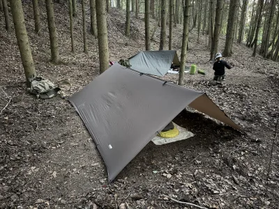 2. noc jsme našli spaní nedaleko mokřadu. Nebylo ideální, ale nakonec posloužilo skvěle 👍